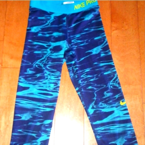 Nike Pro Dri-Fit Training Athletic Capri Leggings pants Size XS yoga 698667-451 - Picture 1 of 5